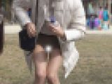 公園パンチラ２　サッカー観戦に来てたミニスカ女子