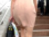 【再販】ワンピーススカートのフェミニン女性ともっちりデカ尻デニムパンツ女性の階段とエスかレーターを闊歩するシーン【23】