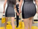 「デカ尻に密着し過ぎるノースリーブワンピース」