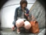 【素人パンチラ】タバコを咥える貧乳ギャル