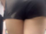 ショートパンツでハミ尻が魅力な美女④