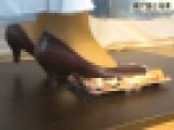 9-8　清楚なパンプスでサーモンのお寿司を踏みにじって遊ぶ