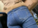 人混みで主張するプリプリ尻スキニーギャル　
