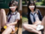 学生風ちっぱい童顔女性が股開いて露出・参