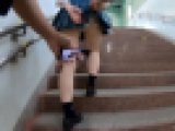 【有名校盗撮】よ～く見て！あの〇ikT〇kで見てたあの子でしょ！？青チェ制服からキラリと映えるパンツを盗撮！