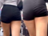 ショートパンツに生足が魅力な美女⑥