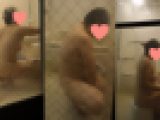 若ママの衝撃！腋毛・剛毛・腹ポチャの三拍子揃った素敵な裸体。前かがみで尻肉の麓にアナルが顔を出す。