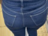 126 ムッチムチな2人のスキニー尻に密着