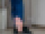 素足にスニーカーで汗ばんだ足の裏