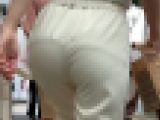 「スラックスパンツから肉尻を浮かび上がらせるOL達(2名)」