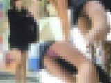 極小エロパンツ美女のモロ見えパンチラ盗撮〜生尻に釘付け