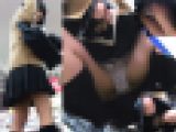 かわいい制服女子学生が無防備大開脚でP丸見え！周囲も騒然パンチラ動画