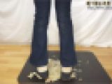 9-10　おしゃれなハイヒールで肉まんを2個踏みつける