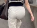 《兎にも角にも揺れがスゴい！ナイロンパンツ姿の美人OL》