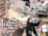 同業者がモバイルバッテリーで撮影。必死に逆さ撮りする鳥師vs上品な奥様【禁断の逆さ撮り】