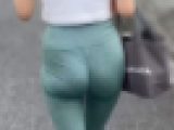 《自信満々！こんな格好で街を歩けちゃう美人モデル》