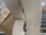《突然のハプニング！とんでもない転び方で肉尻全開のOL》