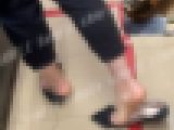 【フルHD動画】書店内パンプス脱ぎと踵踏み歩き３