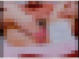 女性器の横にエロいメモを紙に書いてオナニーする自画撮り