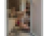 犬のように片足を上げて恥ずかしい格好でお漏らしする素人女性