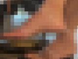 【フルHD動画】フードコートランチ女子のフラットパンプス脱ぎ