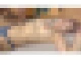 イマドキの美乳ギャルのへそをベロ舐めして連続イカセ！