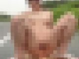 ◆素人投稿動画 ハイビジョン(HD)「ここで裸はやばいでしょう」アニオタぽっちゃりパイパンメガネっコを道路で露出させちゃいました