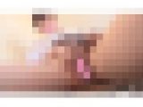 【羞恥オナ】無毛のワレメに奥までズップリ♡極太の出し挿れくっきり