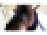 ルーズソックスを整える可愛娘ちゃんのローアングルから映すパンチラ