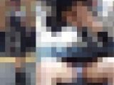 電車内での周囲を気にしない大開脚パンチラ動画