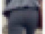 《ピタッと張り付くパンツスーツ！フルバックパンティーを浮かび上がらせる》