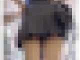 《生のピンクパンティーが！？マイクロミニスカート姿の美女》
